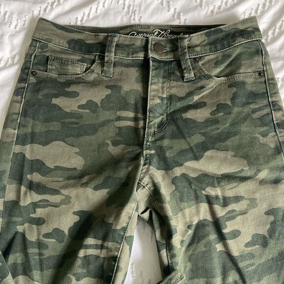 ✨5 for $15✨ Universal Thread High Rise Camo Pants - Picture 3 of 10